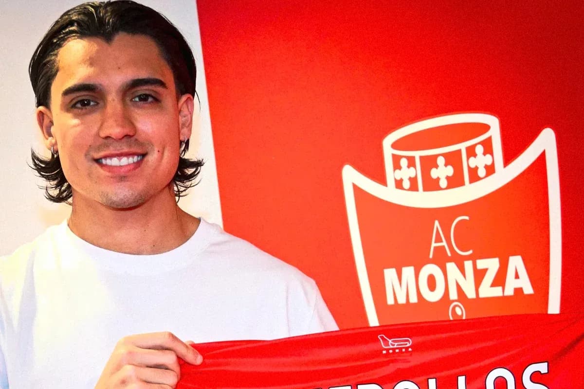 Player holding AC Monza scarf at announcement event