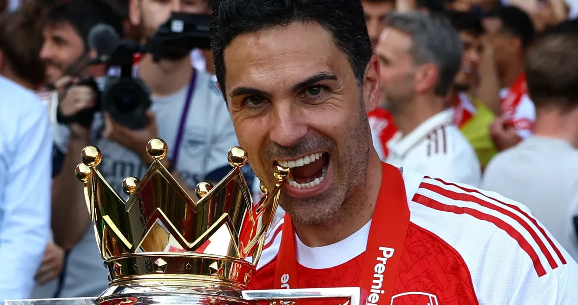 Arsenal manager celebrating with Premier League trophy