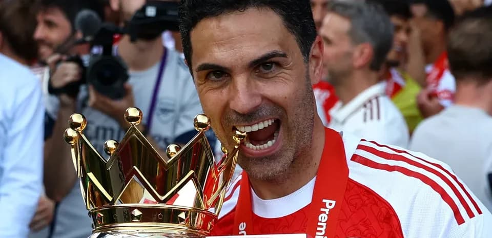 Arsenal manager celebrating with Premier League trophy