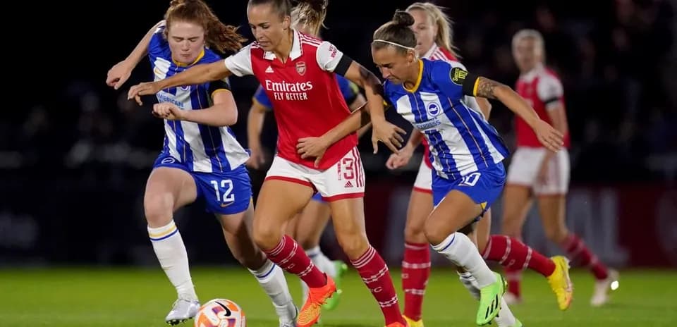 Brighton W and Arsenal W players competing for the ball