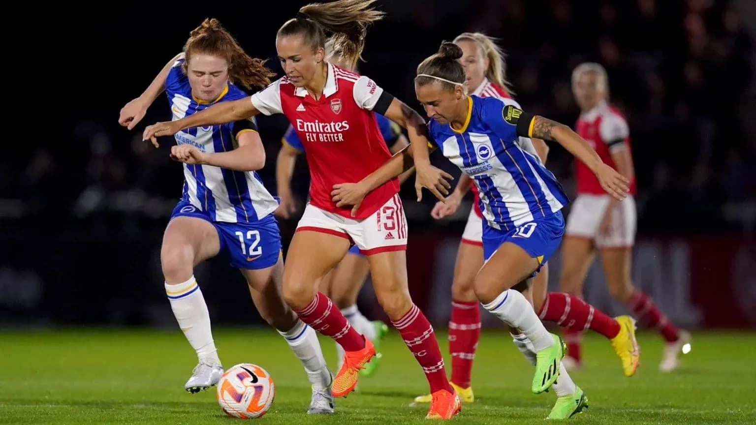 Brighton W and Arsenal W players competing for the ball