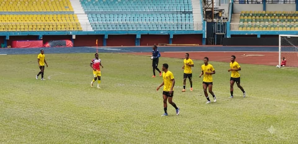 Warri Wolves players warming up on the pitch