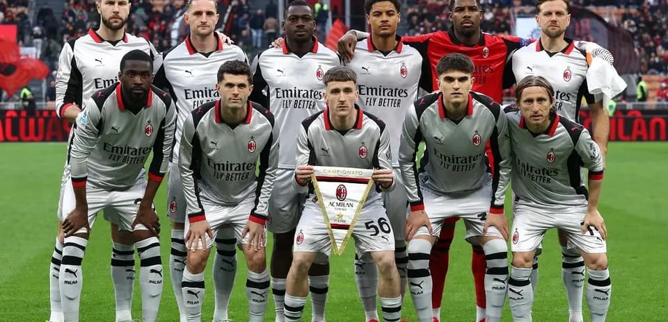 AC Milan squad posing before the match