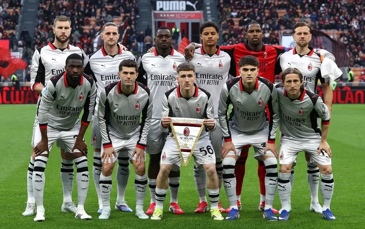 AC Milan squad posing before the match