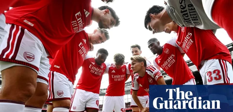Arsenal players huddled together before match