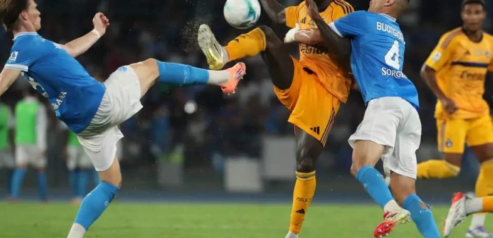 Pisa and Napoli players contesting for the ball