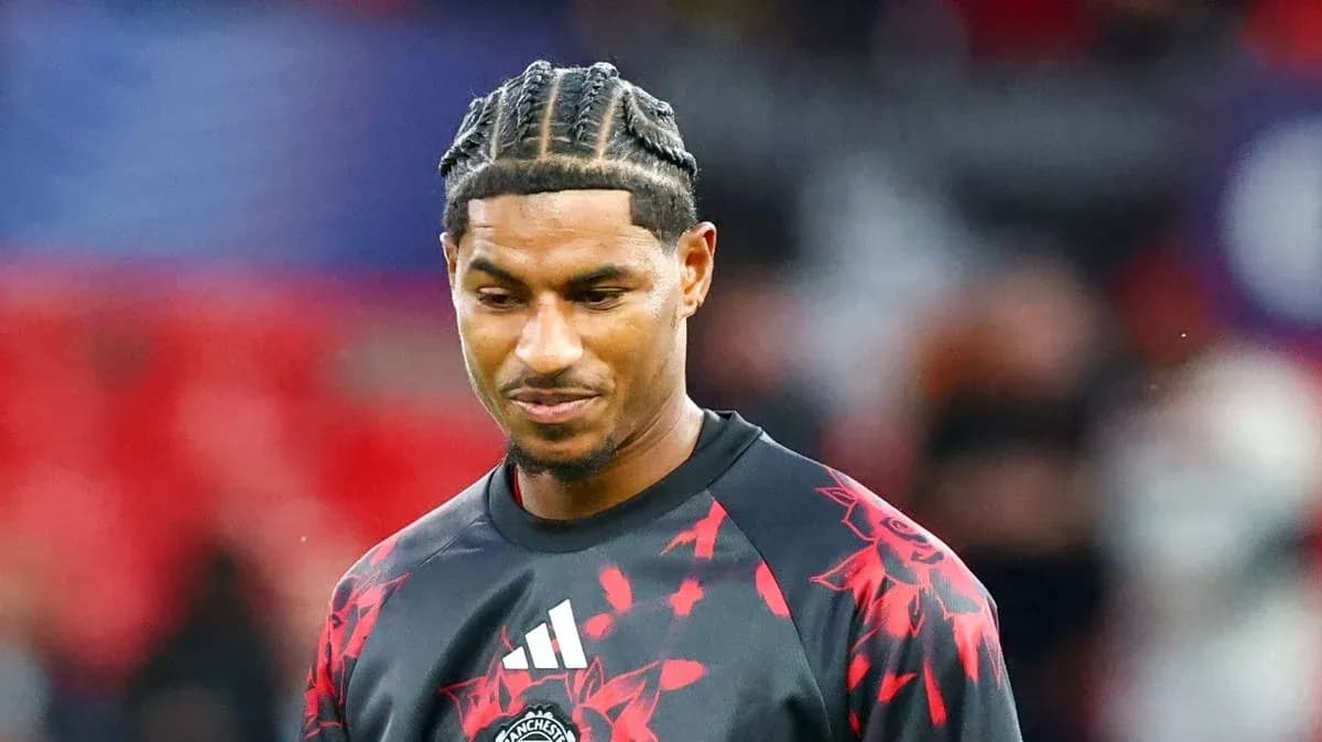 Player in Manchester United jersey during warm-up