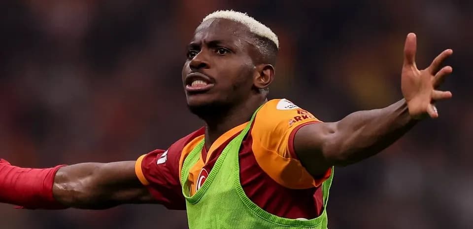 Player celebrating in Galatasaray jersey on field