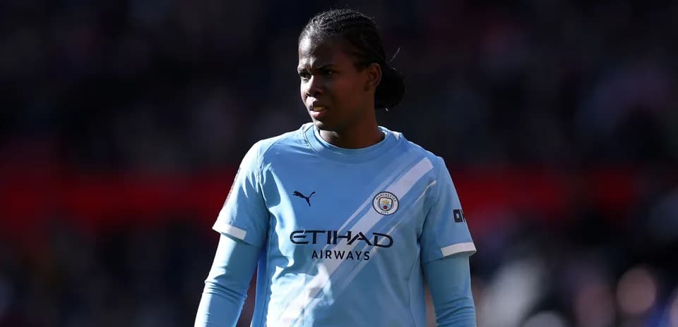 Player in light blue Manchester City kit on field