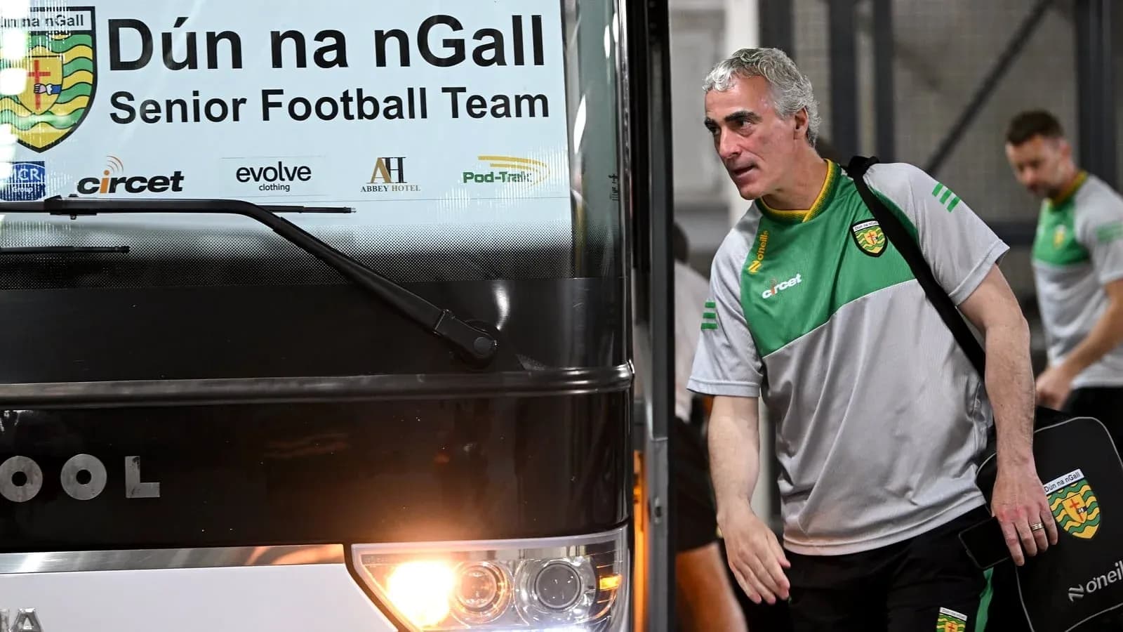Manager arriving at Dún na nGall team bus