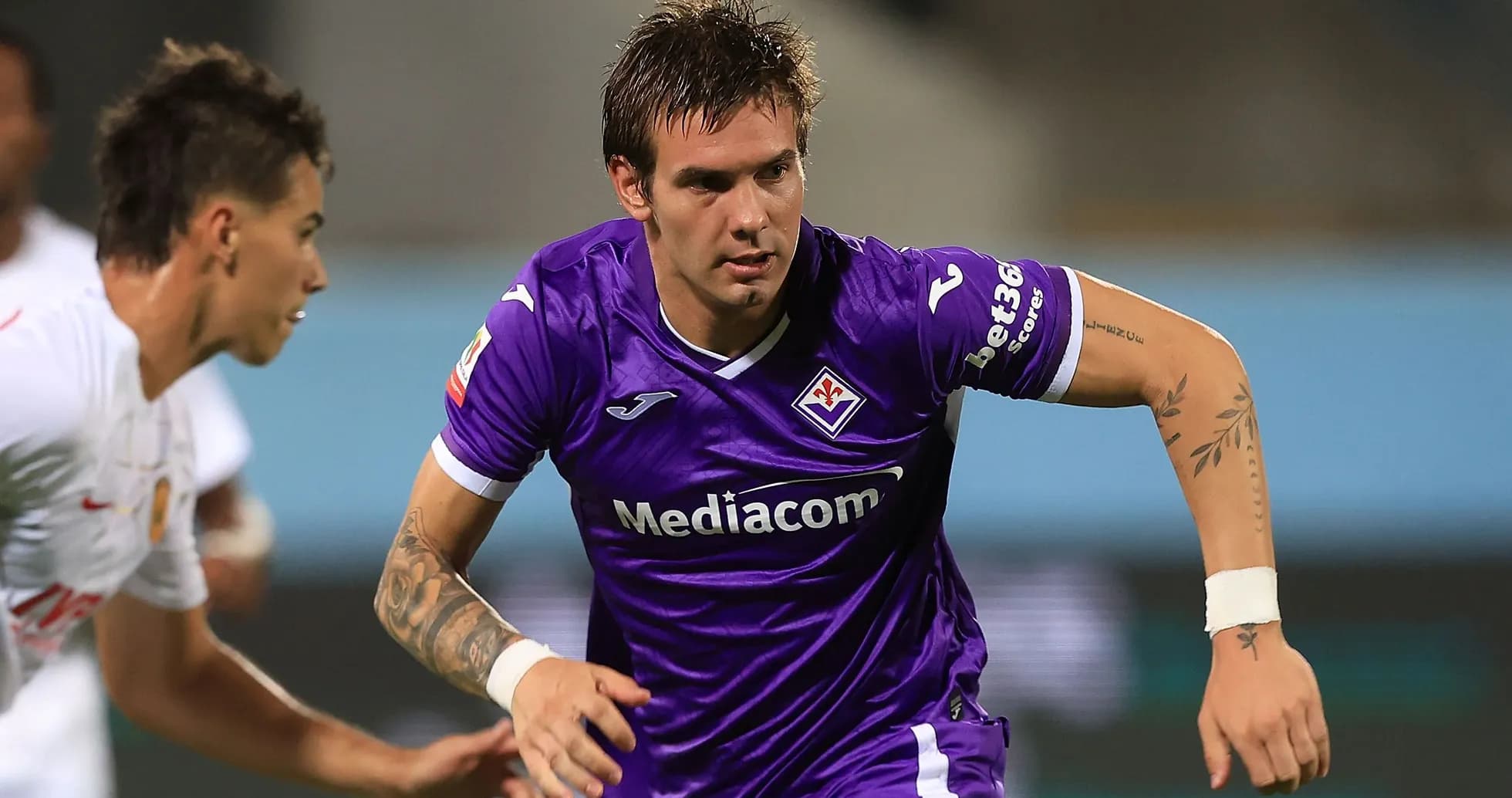 Fiorentina player running with ball during match
