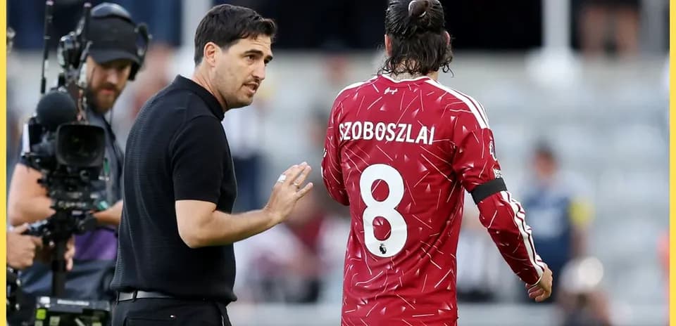 Manager discussing strategy with player Szoboszlai