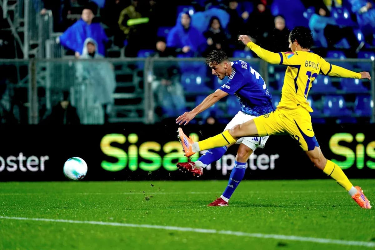 Player shooting during Hellas Verona vs Como match