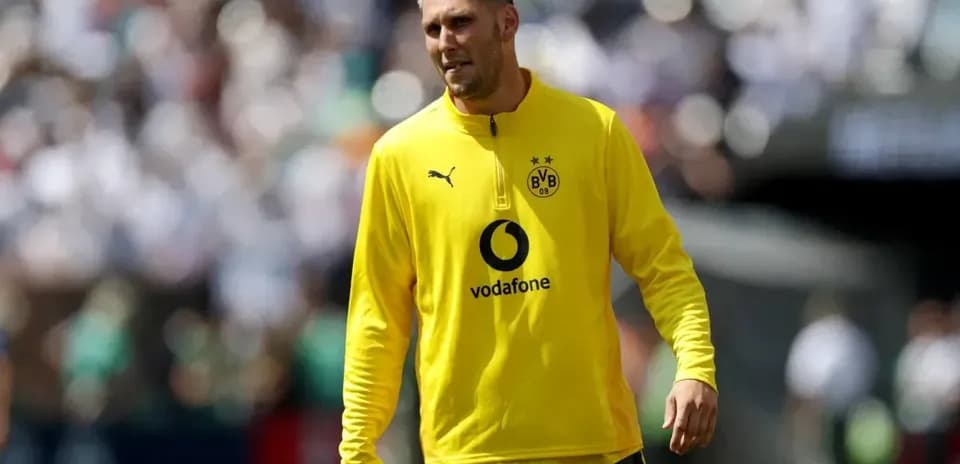 Player in yellow Borussia Dortmund training kit on field
