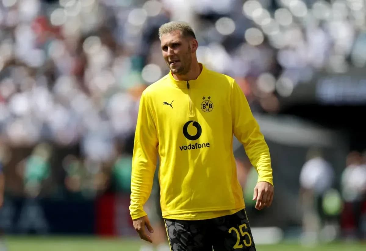 Player in yellow Borussia Dortmund training kit on field