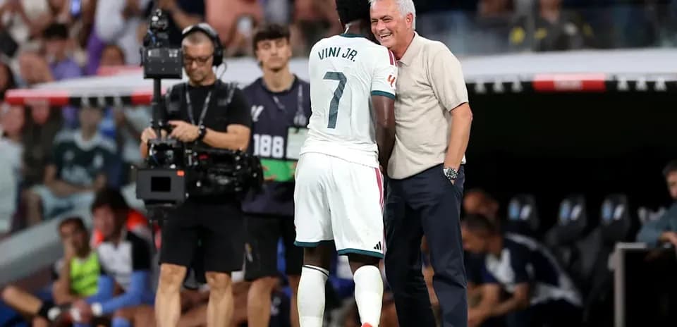 Viní Jr. and coach interacting during match substitution