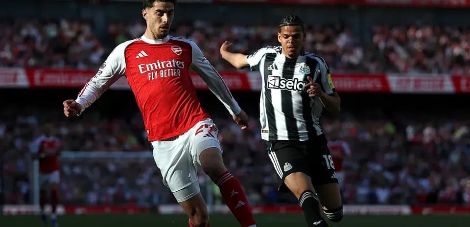 Arsenal player tackling Newcastle opponent