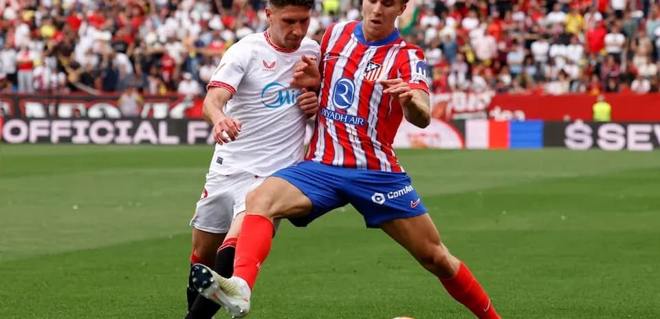 Two players competing for the ball in La Liga