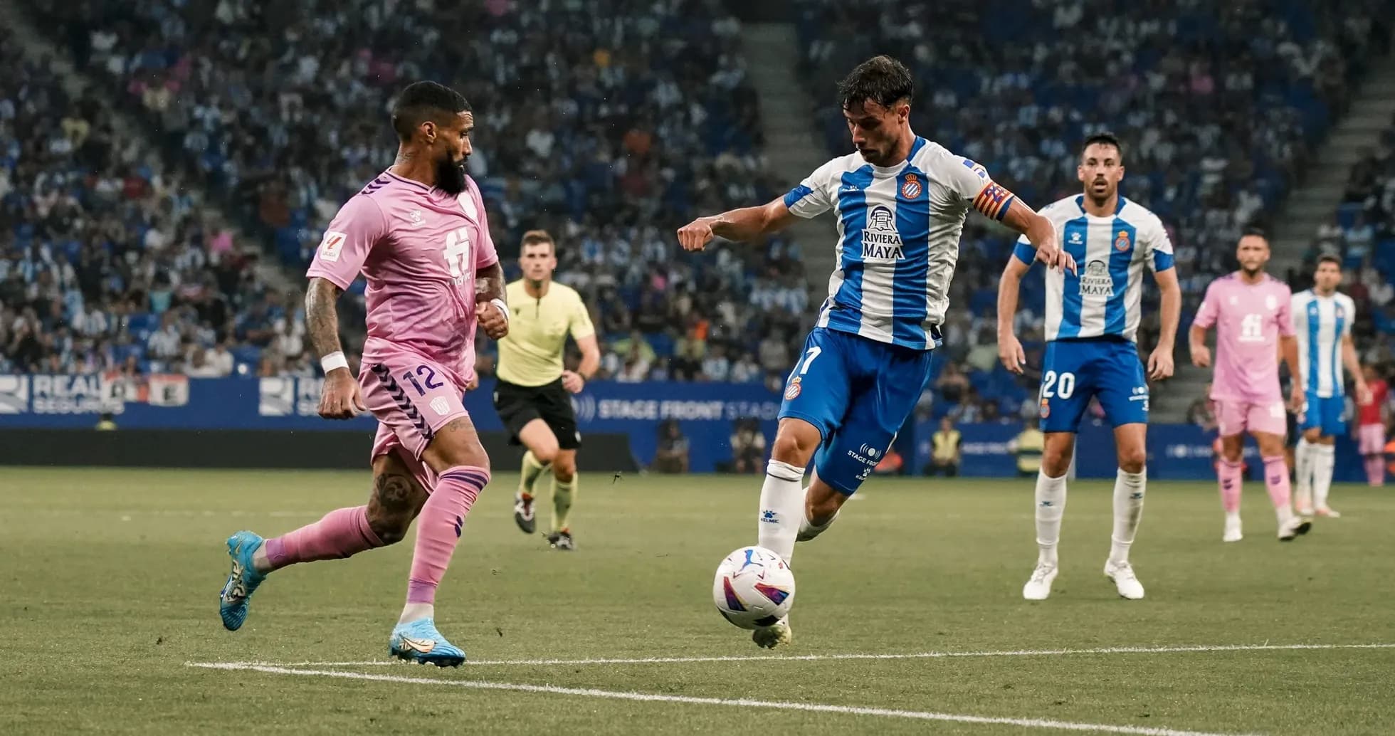 Espanyol player dribbling past Levante defender