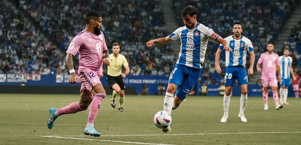 Espanyol player dribbling past Levante defender
