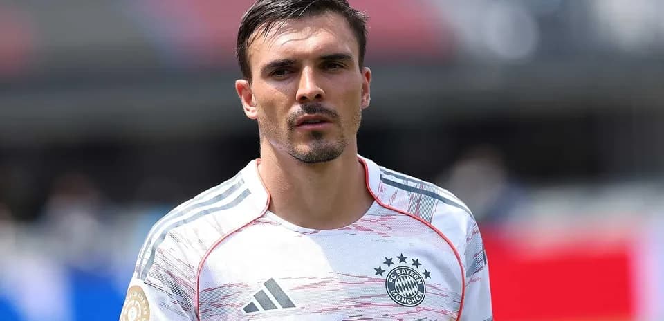 Player in Bayern Munich jersey during warm-up