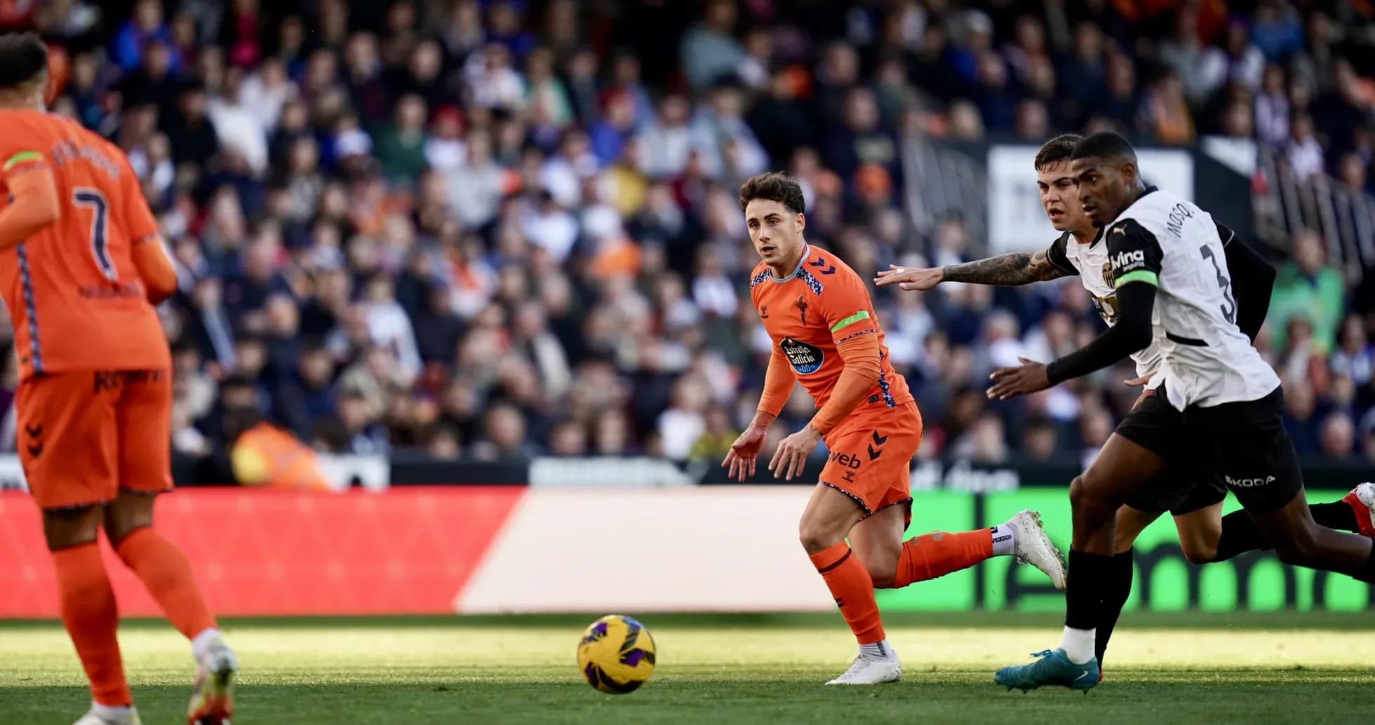 Valencia player chasing the ball against Celta Vigo