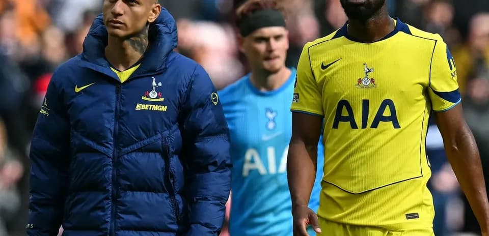 Tottenham players walking off the pitch