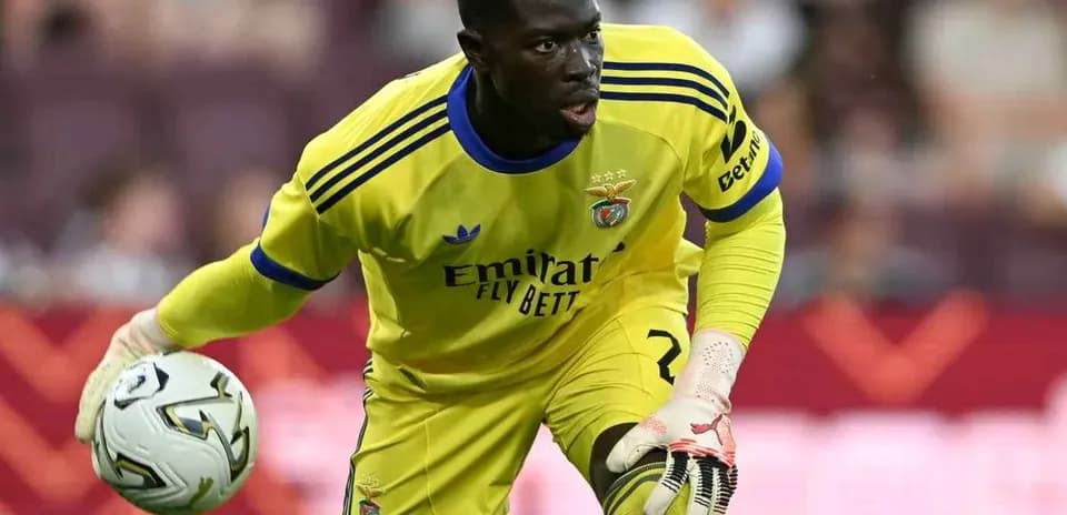 Benfica goalkeeper preparing to make a save
