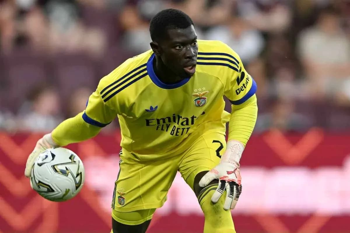 Benfica goalkeeper preparing to make a save