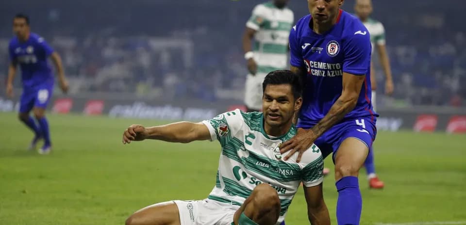 Cruz Azul player challenges Santos Laguna opponent