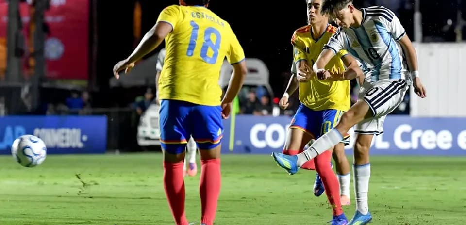 Argentinian player shooting while being challenged by opponents