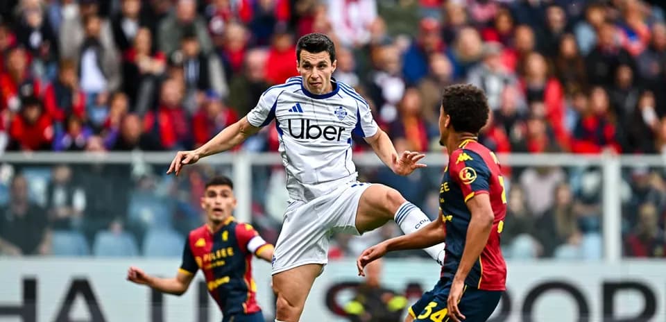 Player kicking the ball during Genoa vs Como match