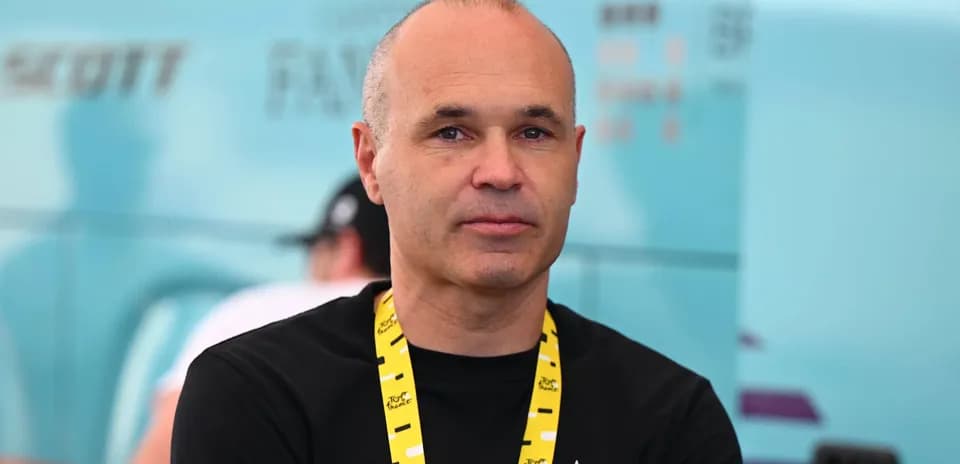 Person with yellow lanyard in a team area