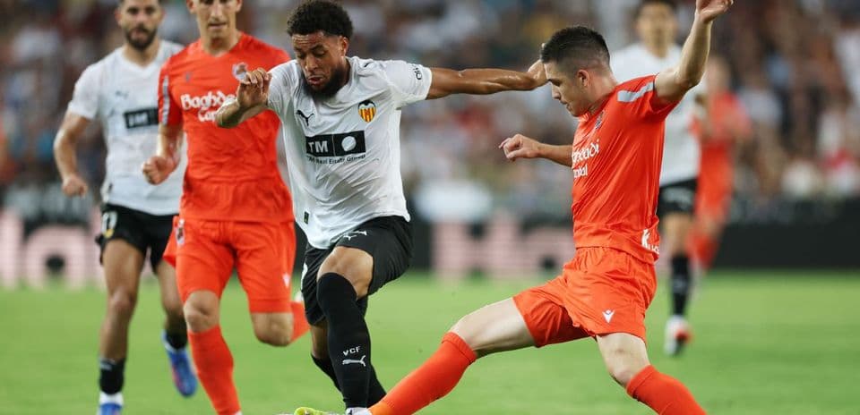 Players battling for the ball in La Liga match