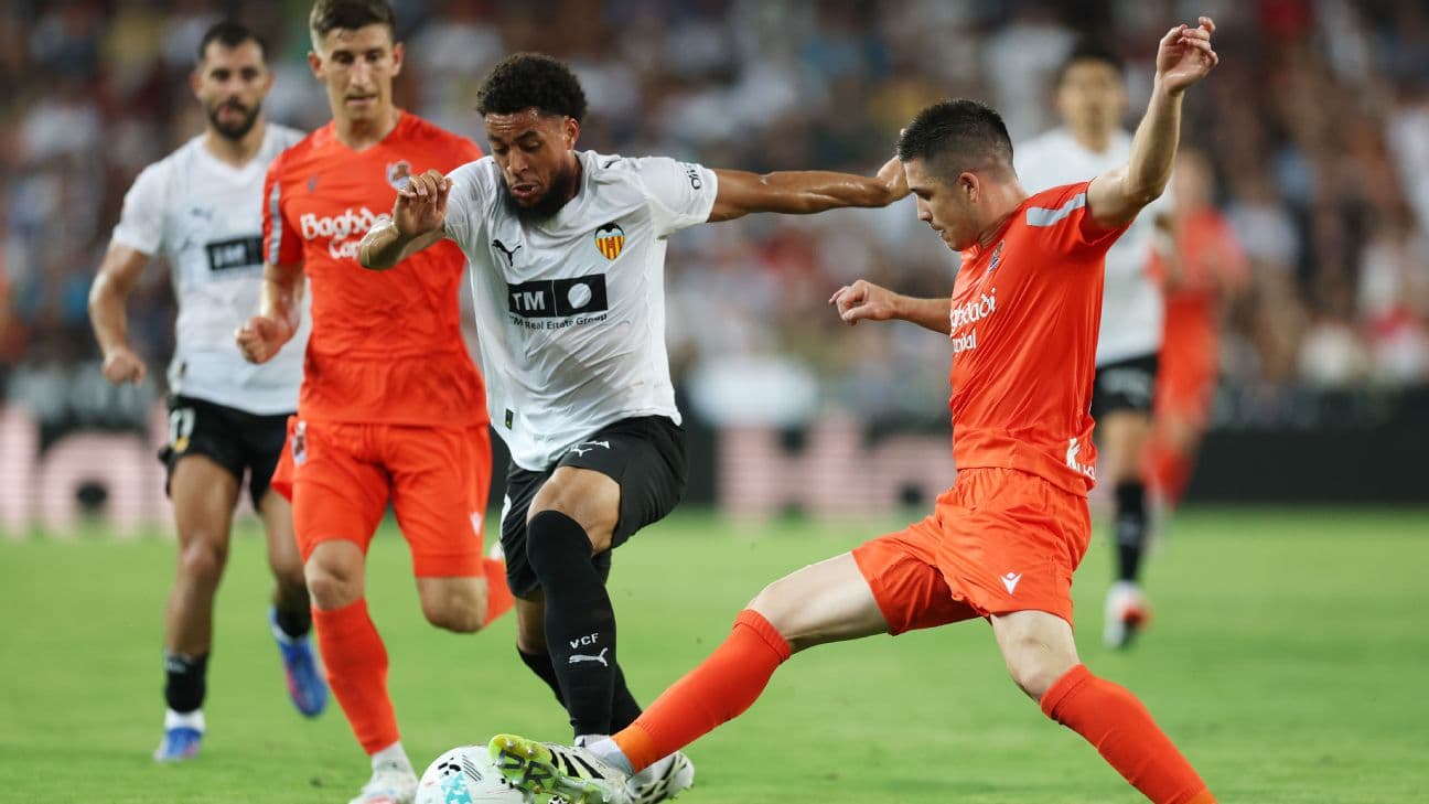Players battling for the ball in La Liga match