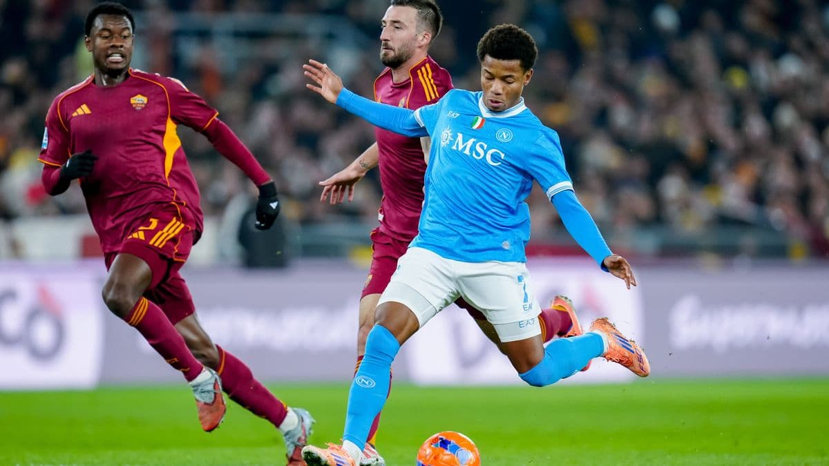 David Neres celebrates scoring against AS Roma.