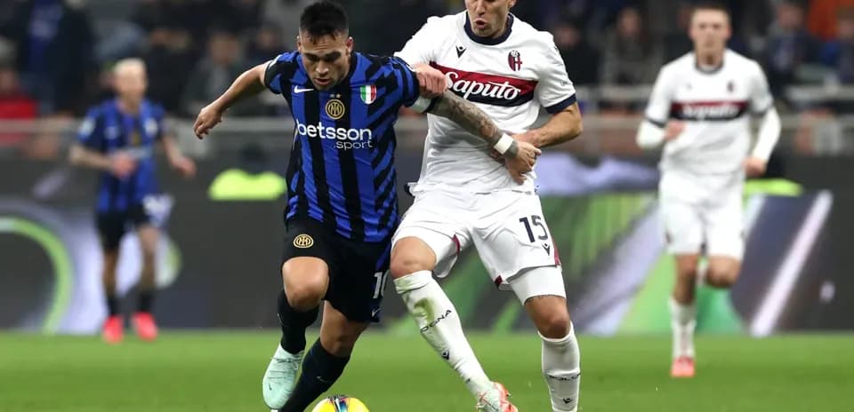 Lautaro Martínez challenging for the ball against Bologna