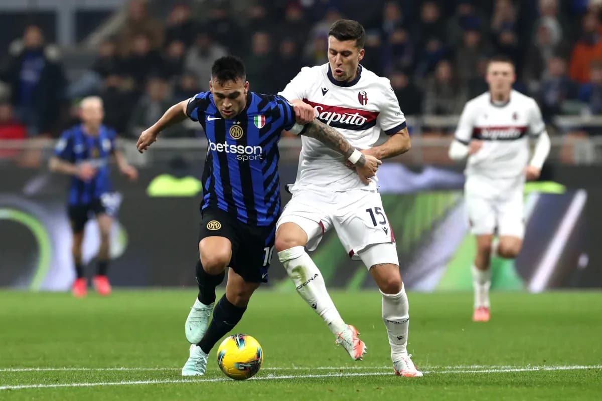 Lautaro Martínez challenging for the ball against Bologna