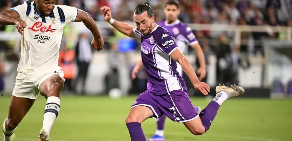 Fiorentina player shooting during Serie A match