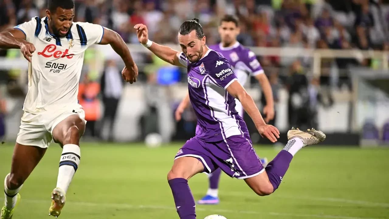 Fiorentina player shooting during Serie A match