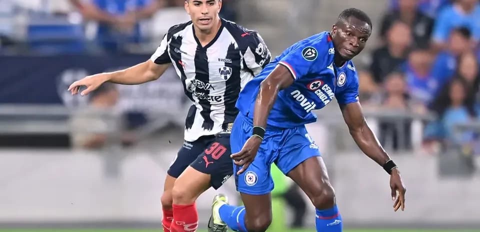Player dribbling the ball during Monterrey vs Cruz Azul