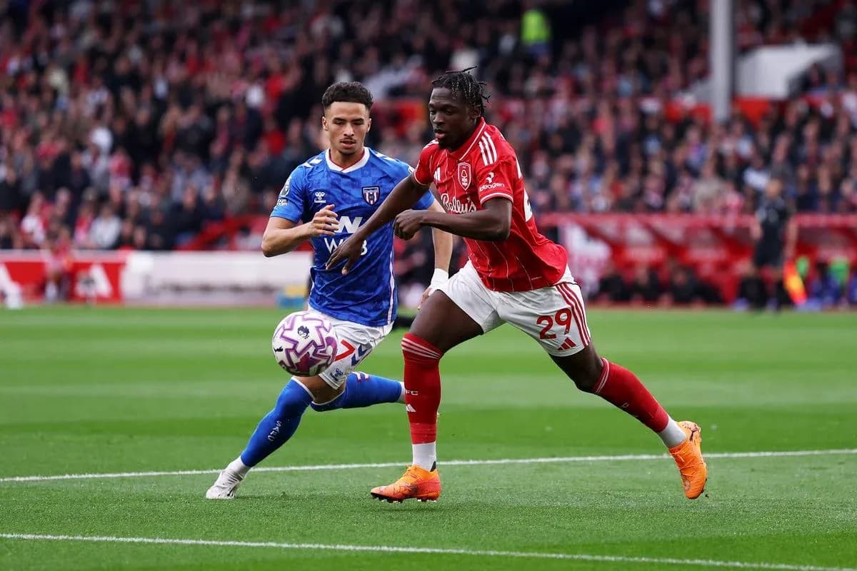 Sunderland player challenging Nottingham Forest opponent