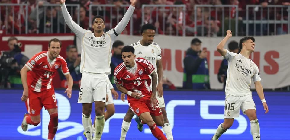 Players reacting during Bayern München vs Real Madrid match