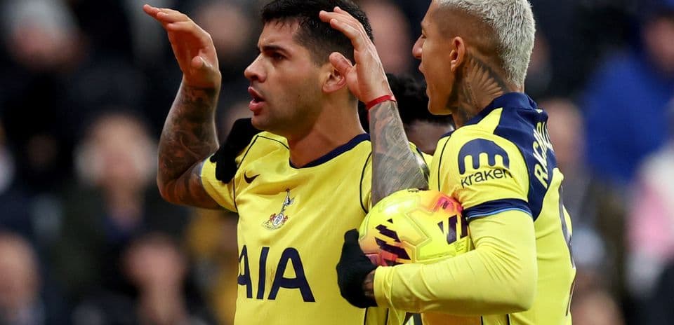 Romero bicycle kick rescues Spurs.