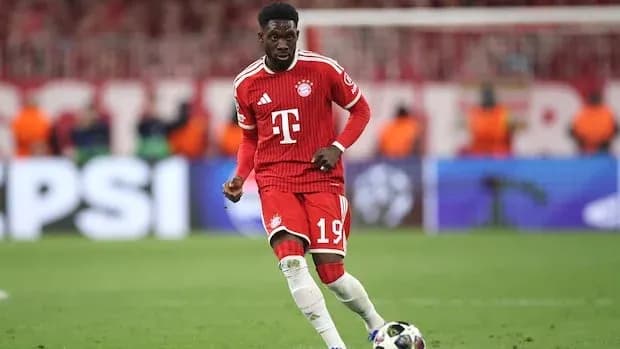 Bayern Munich player dribbling the ball on pitch