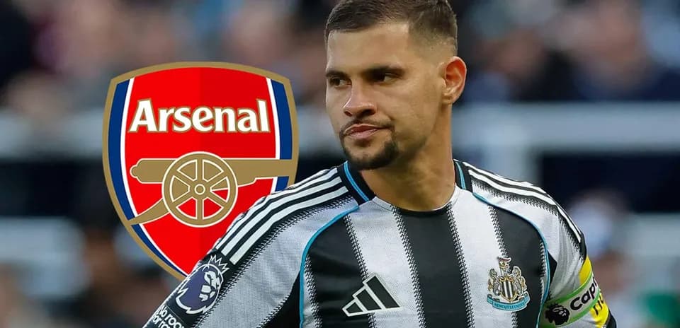 Newcastle player in jersey with Arsenal logo background