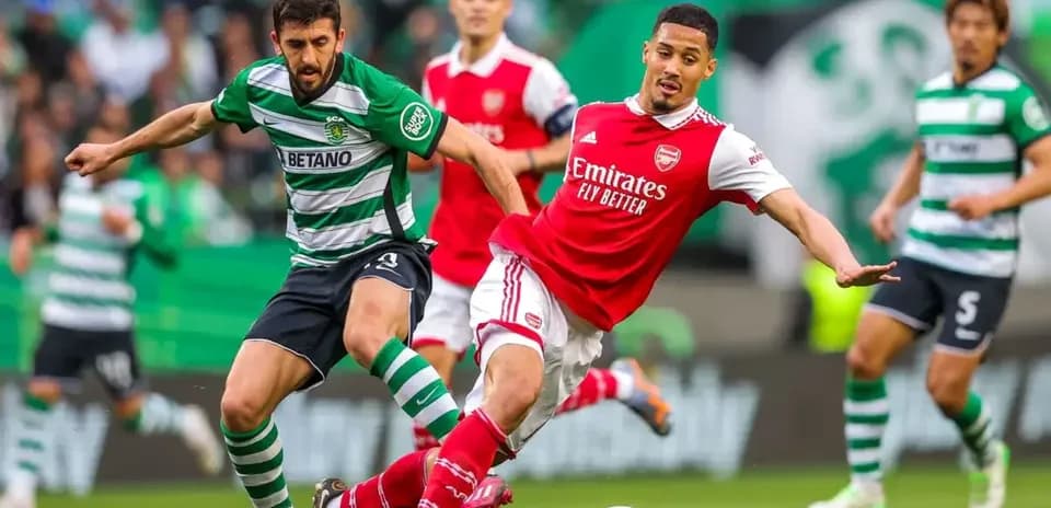 Sporting CP player challenges Arsenal player for the ball