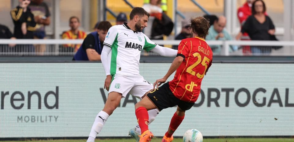 Sassuolo player challenges Lecce player during match