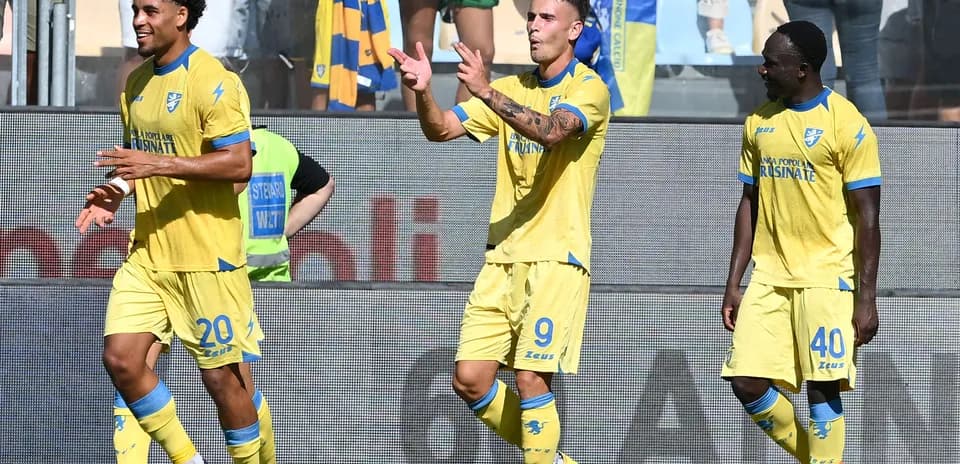 Frosinone players celebrating during Serie A match