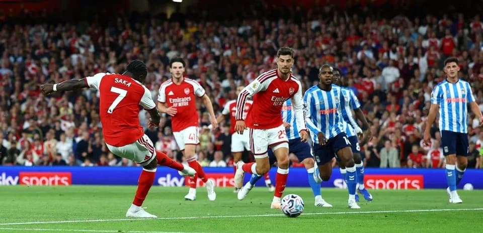 Saka kicking the ball during Arsenal match